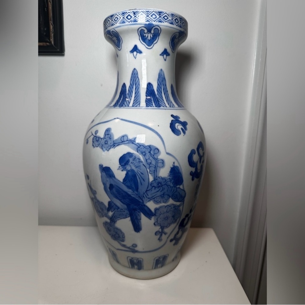 💙🤍Vintage Blue and White Chinese Vase